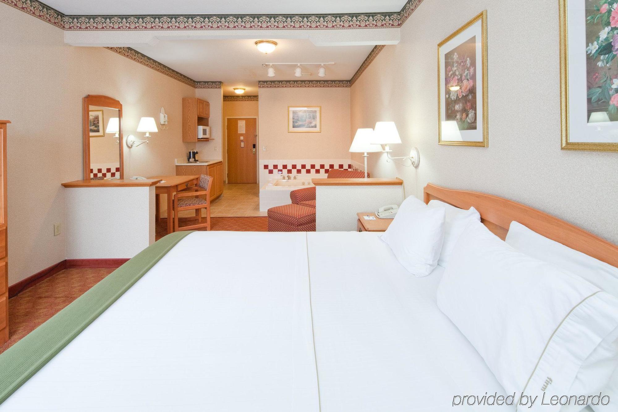 Holiday Inn Express Hotel & Suites Wauseon By Ihg Room photo